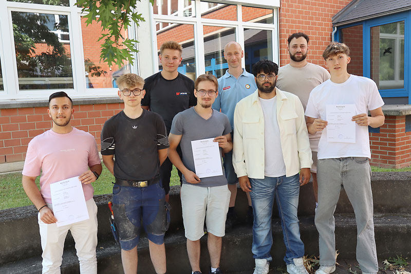 Die neuen Anlagenmechaniker SHK, die im HBZ Minden ihre Prüfungsbescheinigungen erhalten haben – zur Freude auch von Ausbilder Mirko Dodt. Foto: Christian Weber