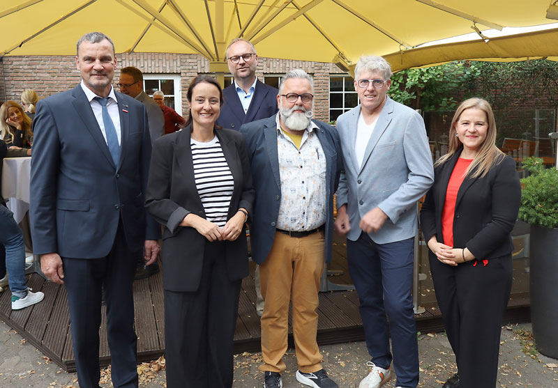 Als Gäste begrüßen konnten Obermeister Rainer Grote (3. v. r.) und Innungsgeschäftsführer Manuel Dierks (3. v. l.) auch Felix Dreier (l., Vorstandsmitglied der Handwerkskammer OWL), Regierungspräsidentin Anna Katharina Bölling (2. v. l.), Kreishandwerksmeister Ulrich Birkemeyer und Susan Meurer (r., stellvertretende Hauptgeschäftsführer des Fachverbandes SHK NRW).