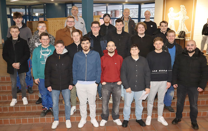 Ausbildern und Prüfer gratulierten den neuen Fachkräften im Minden-Lübbecker SHK-Handwerk. Foto: Christian Weber